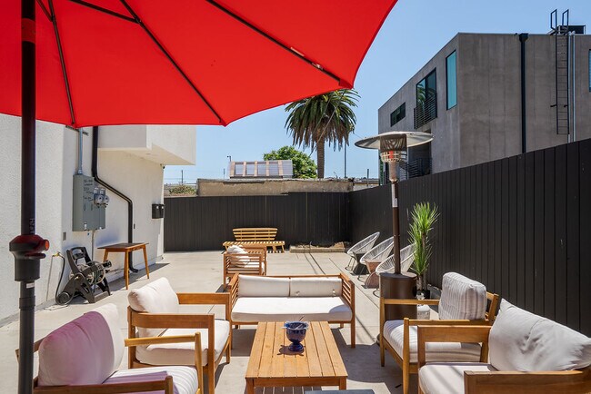 Building Photo - 1341 N Mariposa Ave