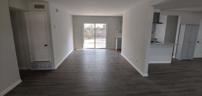 Building Photo - 401 San Carlos Dr