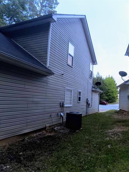 Building Photo - 7704 Newbury Dr