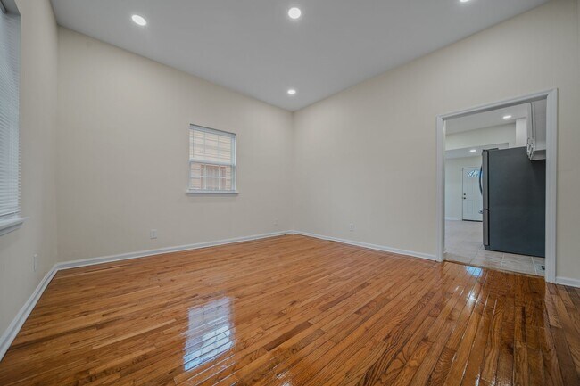Foto del edificio - Spacious & Recently Renovated 4 Bedroom Home Available Now!!