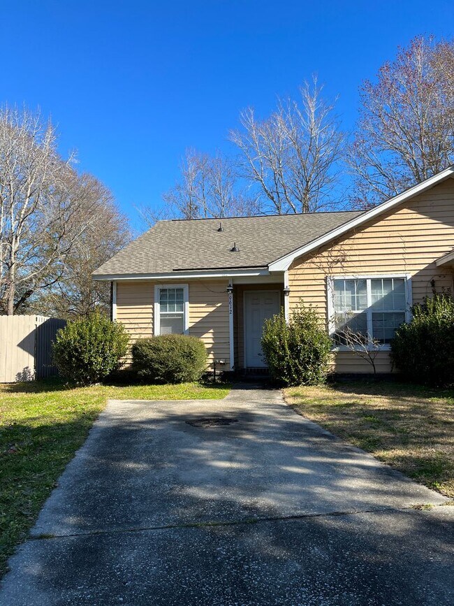 Foto del edificio - Single Story Duplex