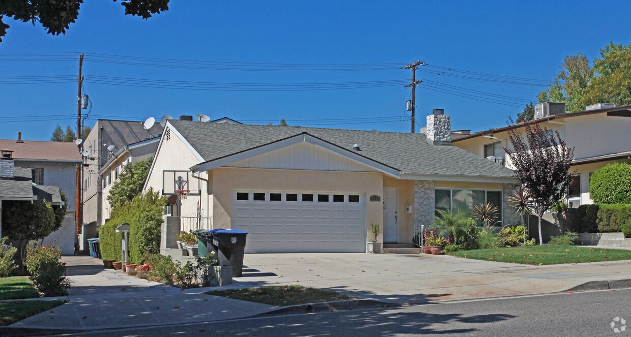 Foto del edificio - 727 E Magnolia Blvd