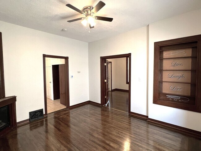 Foto del edificio - Beautiful original woodwork!  3 bed South Omaha home!