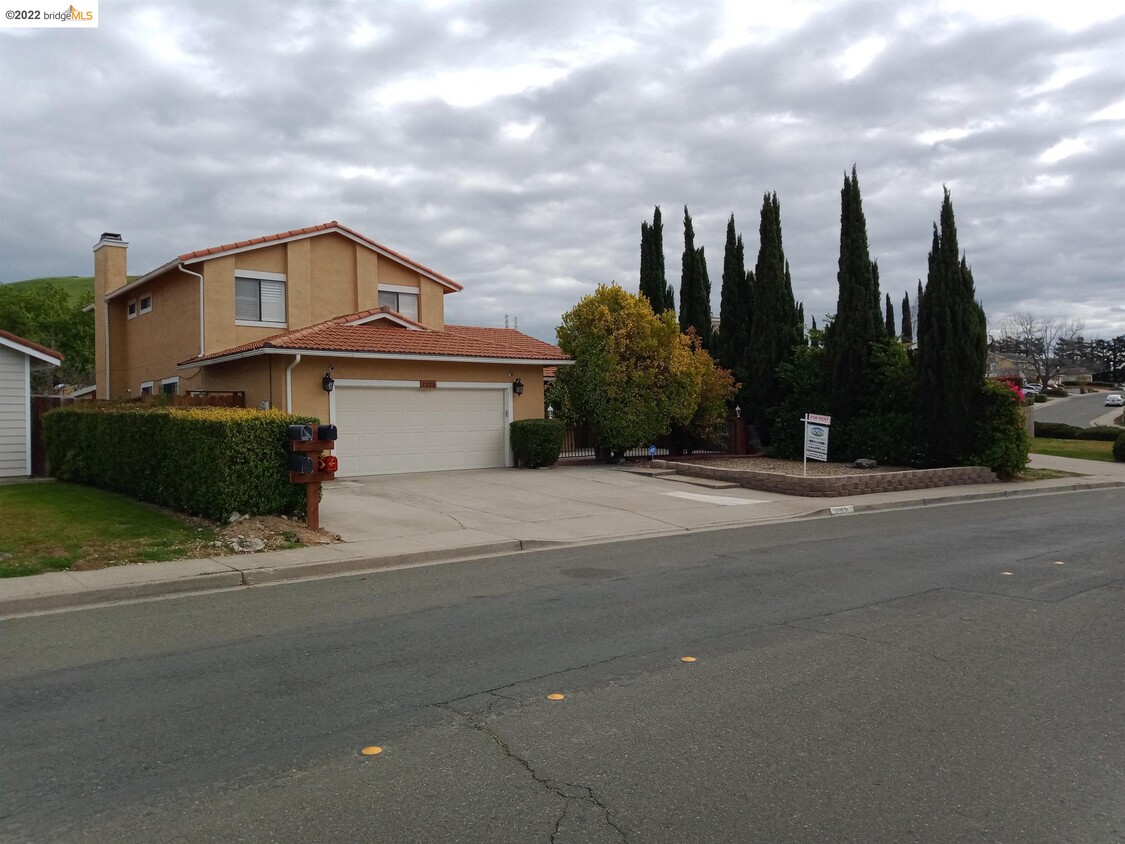 Primary Photo - 2225 Lupine Rd