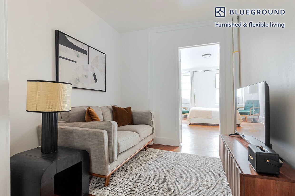 Foto principal - 327 E 10th St