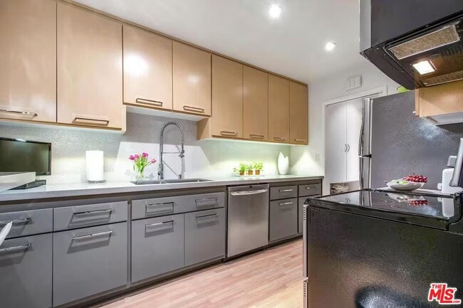 Building Photo - 8550 Holloway Dr