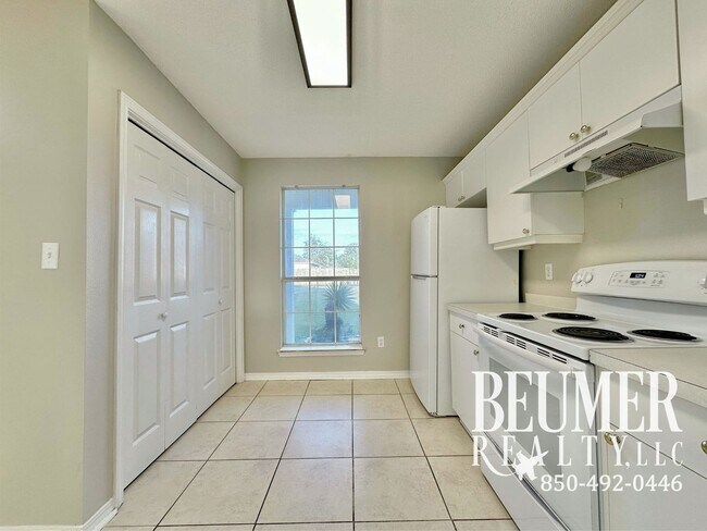 Building Photo - Charming 3br 2 bath Located 4 miles from NAS Back Gate