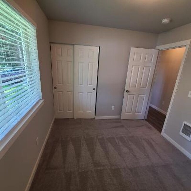 Building Photo - MOVE IN SPECIAL. HALF OFF DECEMBER RENT.  ...