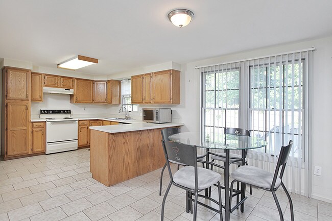 Building Photo - 520 Demoss Ct
