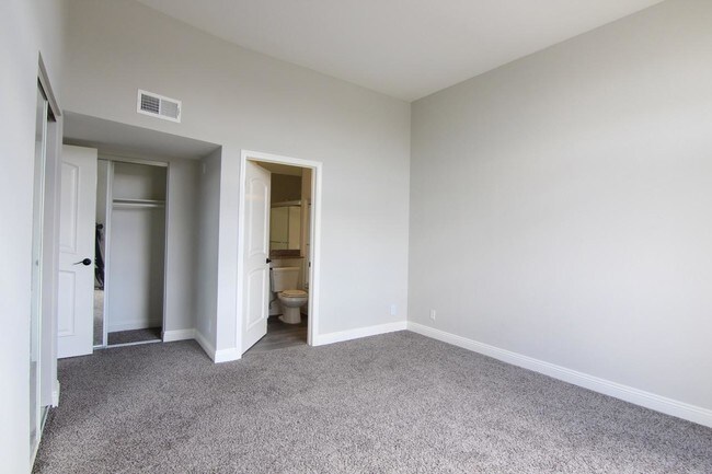 Building Photo - 2 bedroom in Sherman Oaks CA 91403