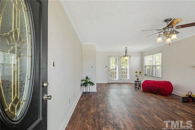 Foto del edificio - 1600 Silver Ridge Ct