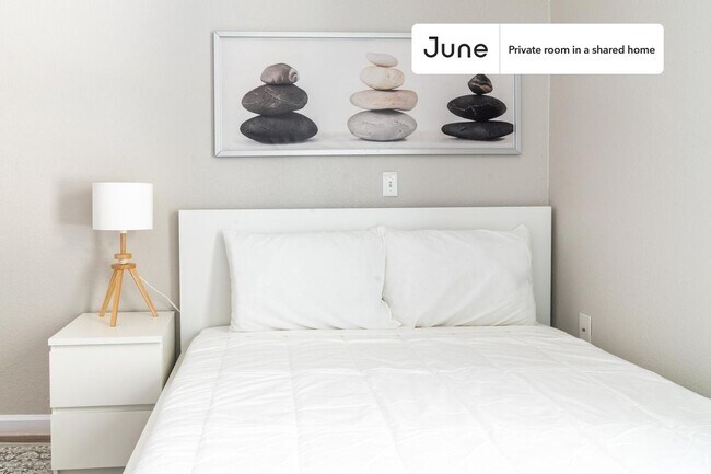 Foto del edificio - Private bedroom in 3 bed/2 bath Home