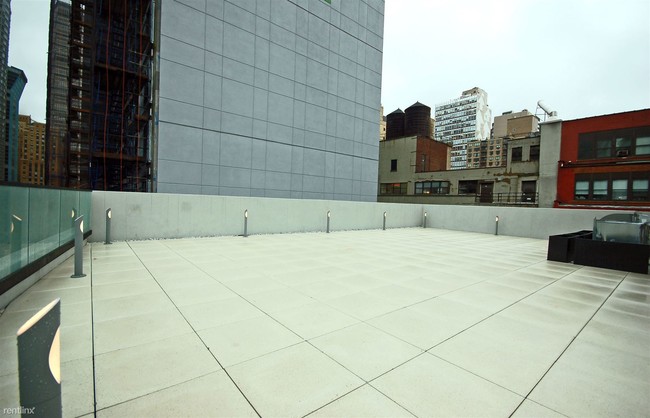 Building Photo - 235 E 44th St