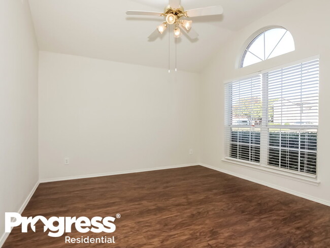 Building Photo - 807 Parkside Dr