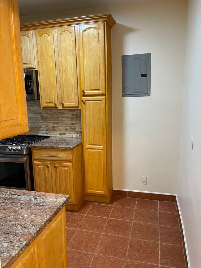 Room for 2 person table - 4731 48th St