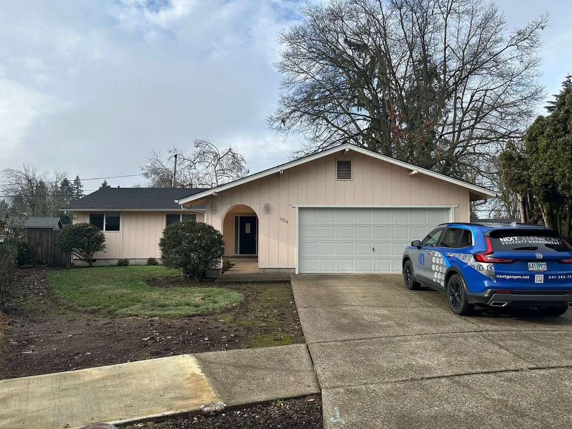 Primary Photo - 3 bedroom 2 bathroom home in a great neigh...