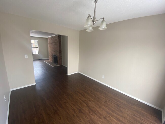 Building Photo - 144 Stornoway Dr E