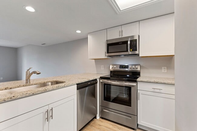 Foto del edificio - Master Suite with Balcony!!! Completely remodeled 2 level townhome close to the beaches of Surfside!