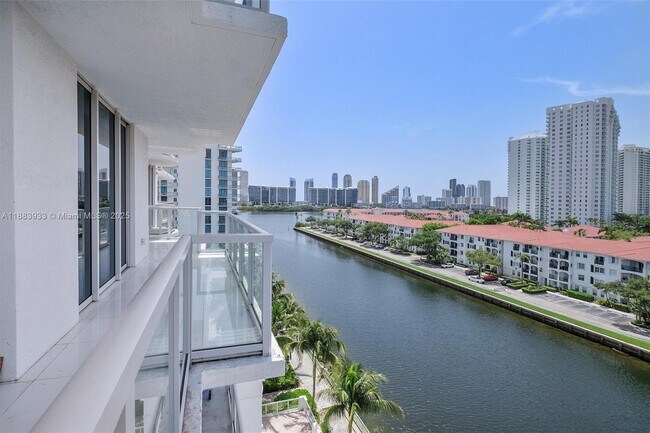 Foto del edificio - 3030 NE 188th St
