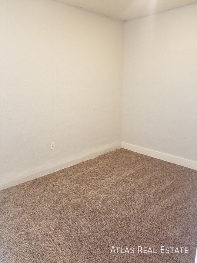 Building Photo - 861 Egbert St