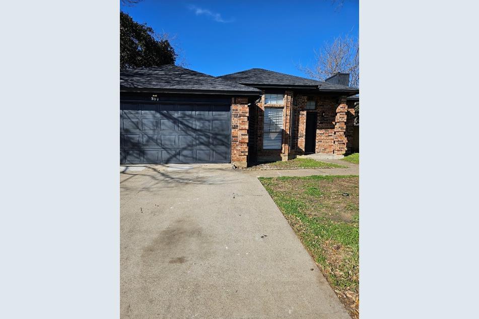 Foto principal - 807 Wind Brooke Dr