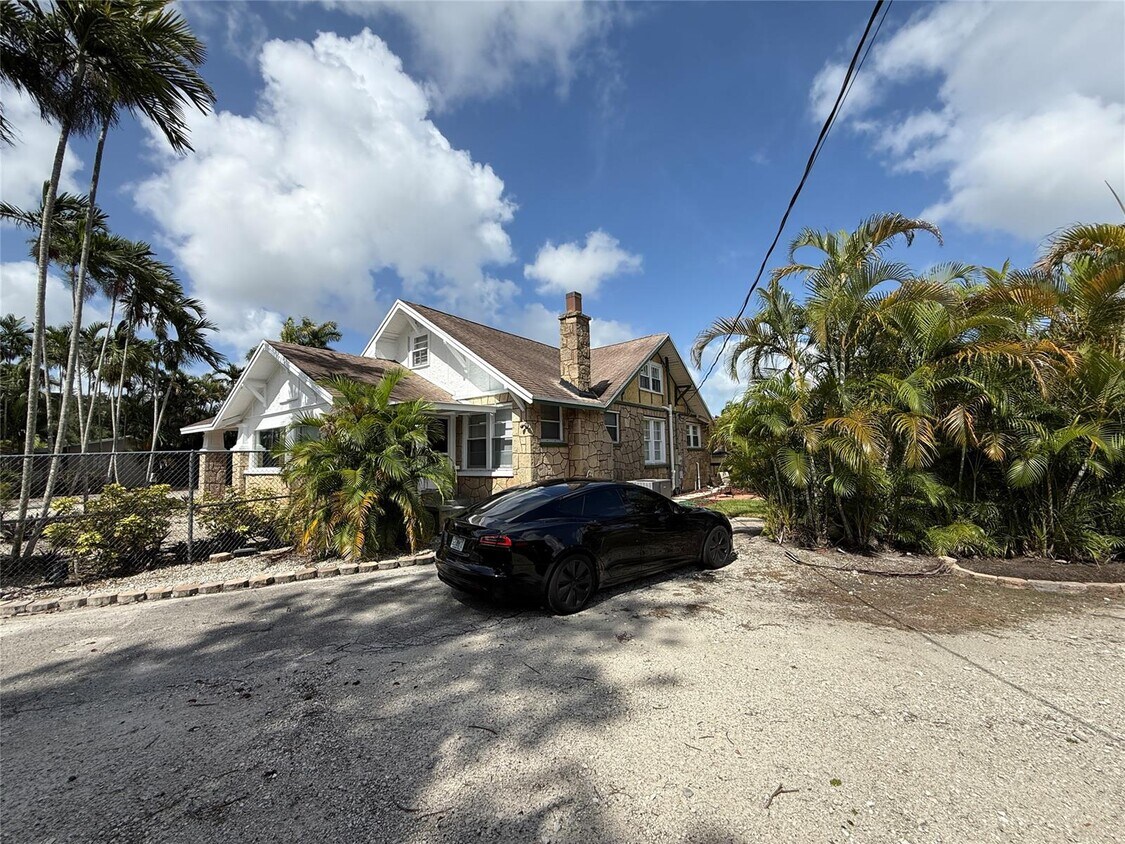 Primary Photo - 5025 SW 64th Ave