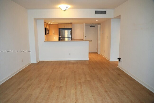 Building Photo - 5600 Collins Ave