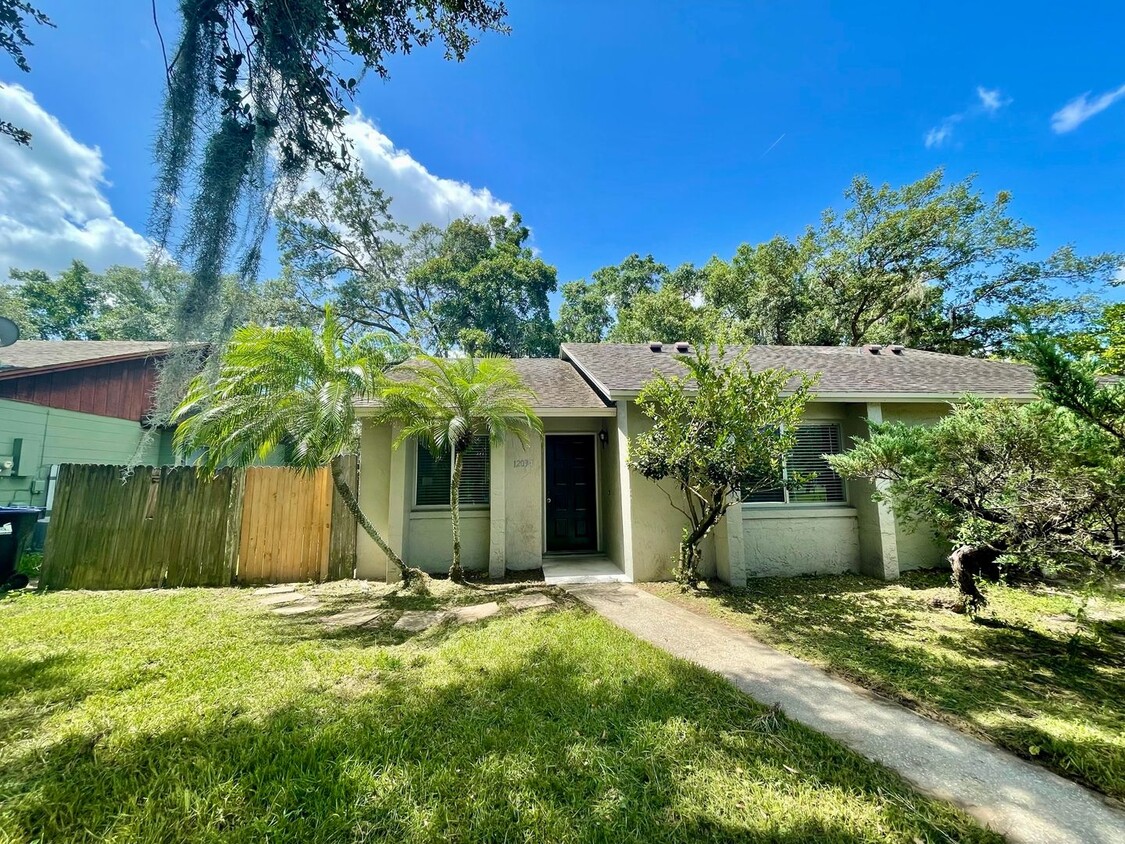 Primary Photo - Cute 2/1 Duplex off Alafaya!