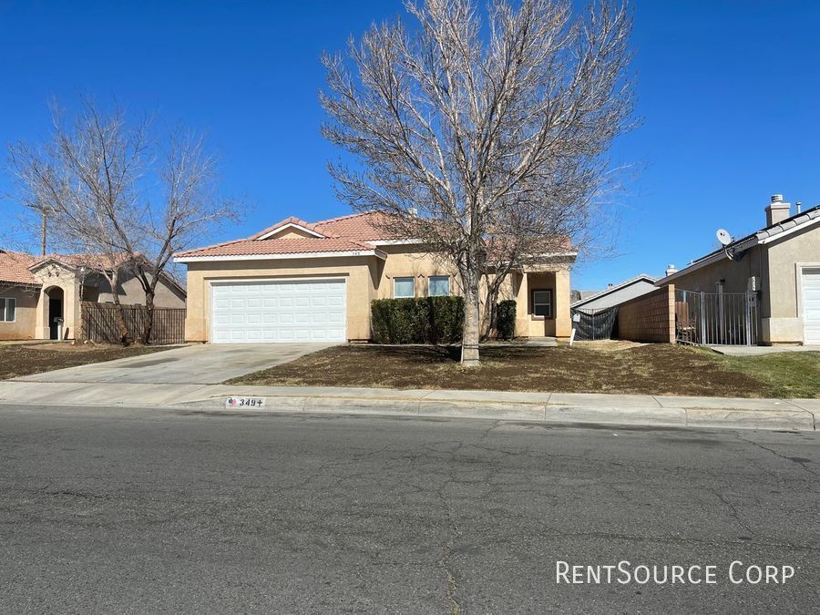 Primary Photo - 4 Bedroom / 2 Bathroom house for rent in L...