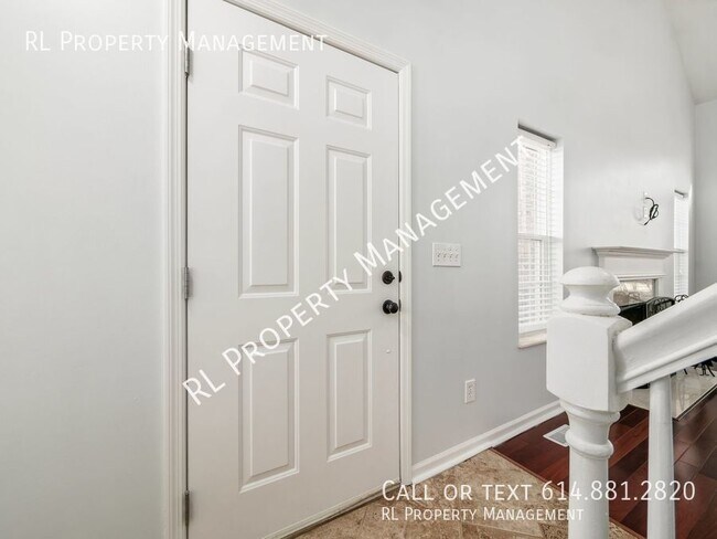 Building Photo - Lovely 3 bedroom 2.5 bathroom condo minute...