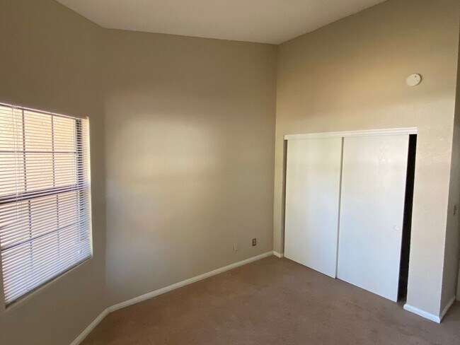 Building Photo - 3 Bedroom 2 Bathroom Home!