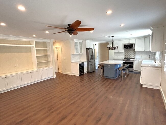 Building Photo - 247 W Woodland Oaks Dr