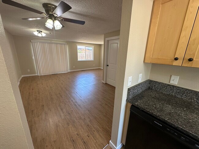 Foto del edificio - 5426 Nicole Ct SE