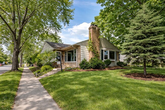 Building Photo - JUNE MOVE IN- SAINT CATHERINES- 6 BEDROOM