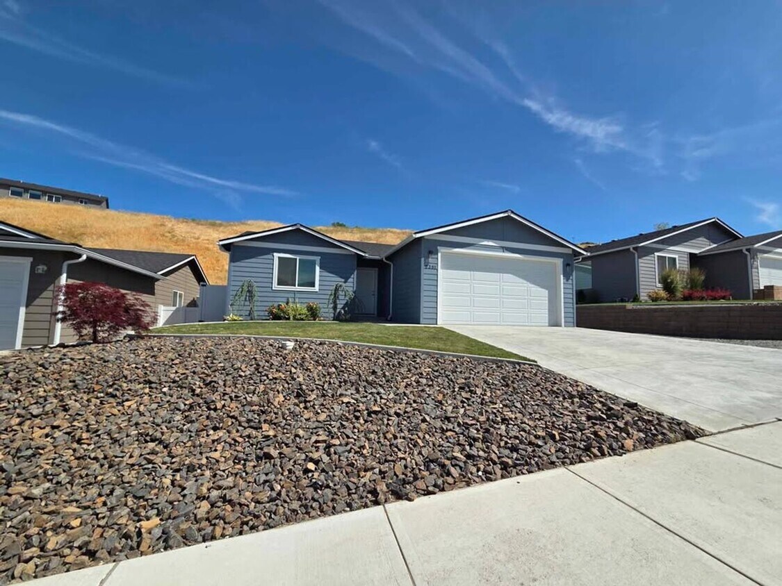 Foto principal - Gorgeous 3 bedroom 2 bath HOUSE in coveted...