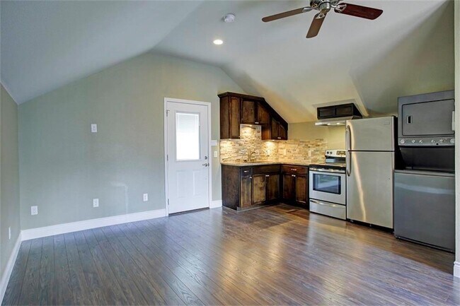 Foto del edificio - 427-A W 24th St