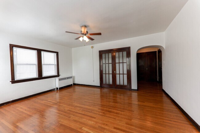 Foto del edificio - 335 E Broadway
