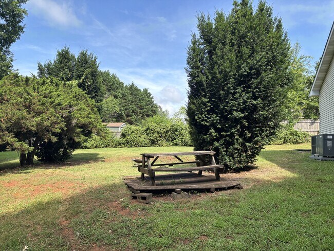 Foto del edificio - 119 N Clover Hill Ridge Rd