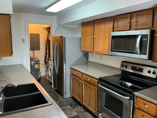 Foto del edificio - Very well maintained 2 bedroom 2 full 2 half upper floor condo with loft, located in the desired ...