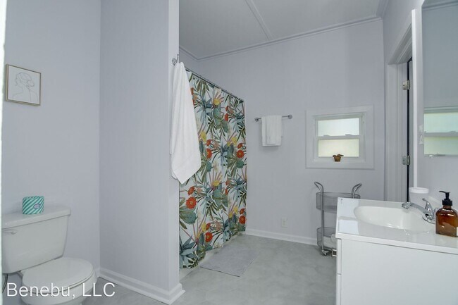 Building Photo - 2 br, 2.5 bath House - 411 W. Woodlawn Avenue