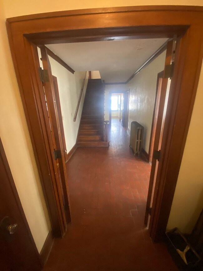 Building Photo - Massive 4 Bedroom, 2 Bath Brick Home