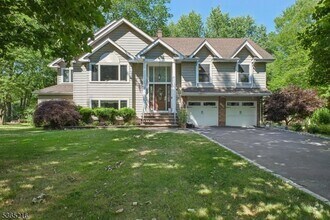 Building Photo - 195 Chaucer Dr
