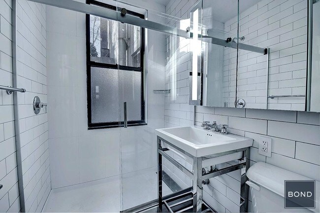 Building Photo - 300 Bleecker St