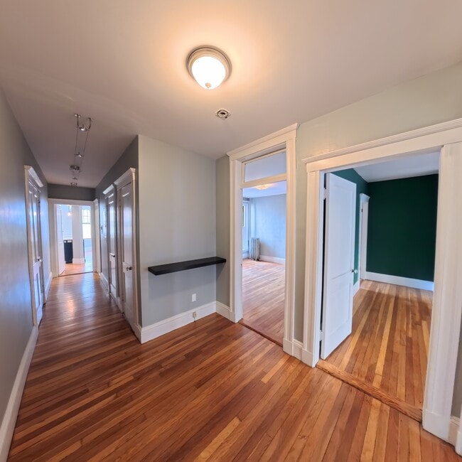 Building Photo - 5 Newport Rd