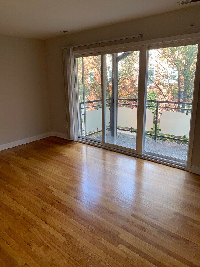 Foto del edificio - 6443 N Damen Ave