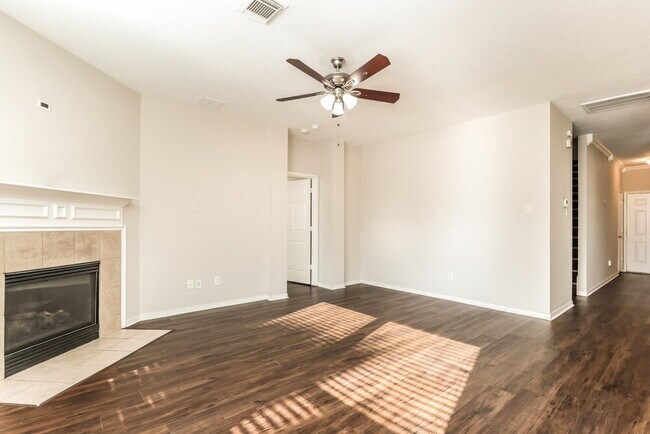 Foto del edificio - 910 Ballardwood Ct