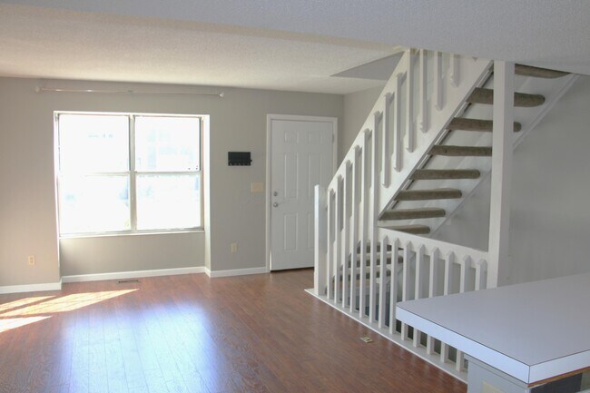 Foto del edificio - 4885 Stoneybrook Blvd