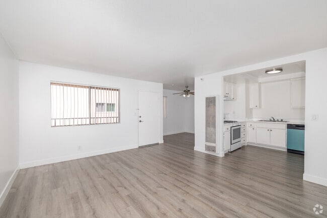 1 dormitorio, 1 baño - 800 pies cuadrados - Sala de estar - 13628 Kornblum Ave.