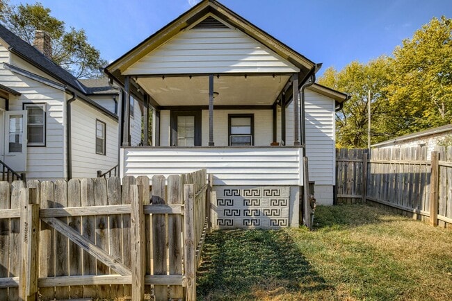 Cozy 2 Bedroom With Fenced Yard & Parking, Minutes from Old Market!! - Cozy 2 Bedroom With Fenced Yard & Parking, Minutes from Old Market!! House