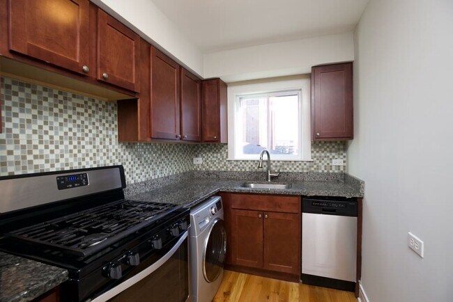 Building Photo - 696-696 Elm Pl